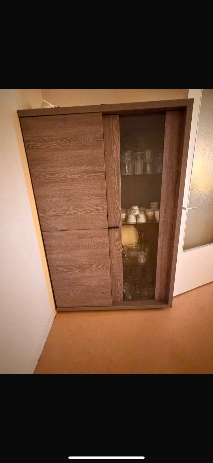 Bruine vitrine kast, Antiek en Kunst, Ophalen