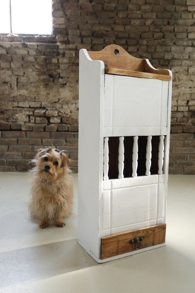 Witte stokbroodkast / broodkast met spijlen en lade, Antiek en Kunst, Ophalen