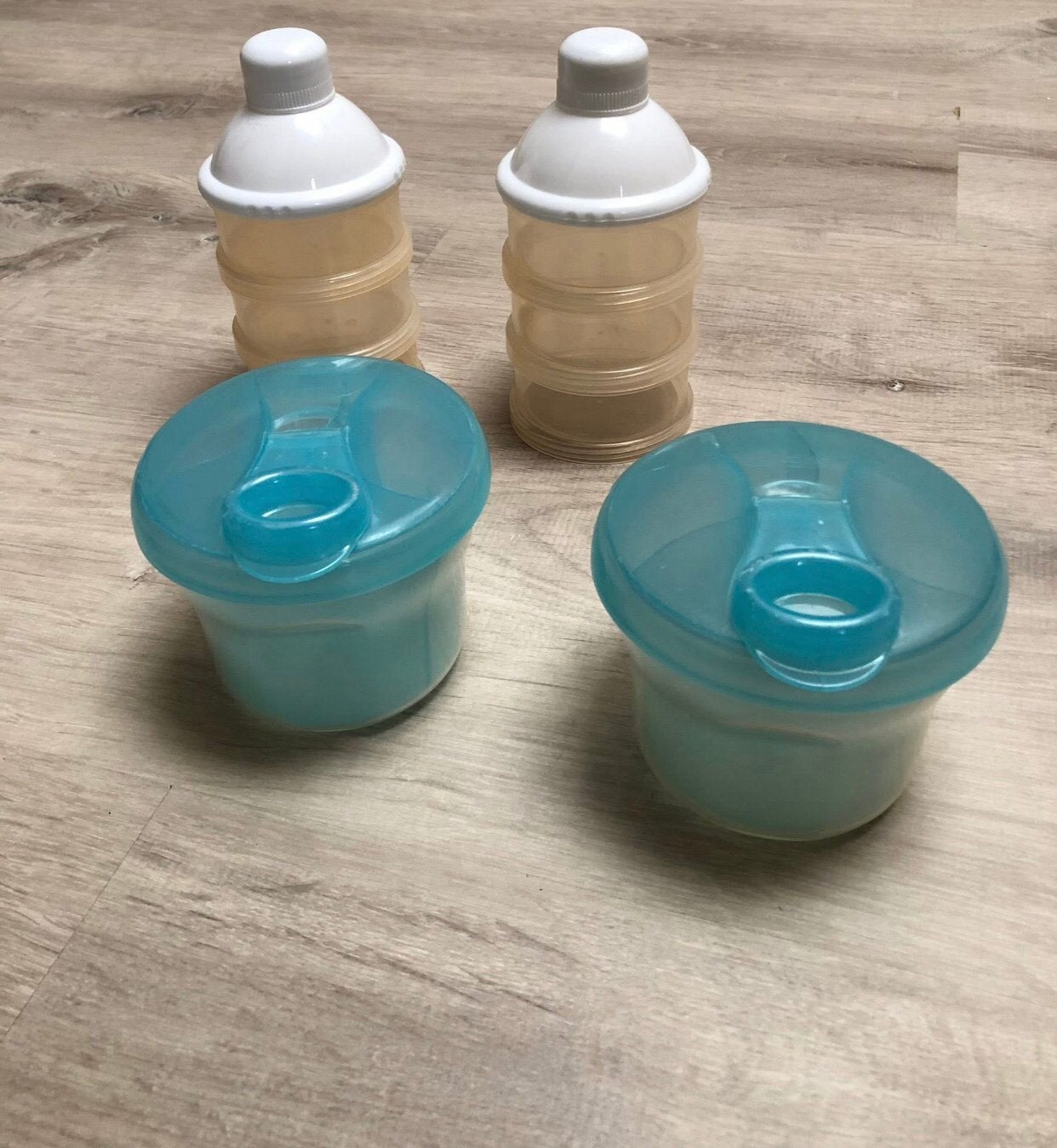Melkpoeder doosjes en melkpoeder toren. 4 stuks beschikbaar, Ophalen, Zo goed als nieuw
