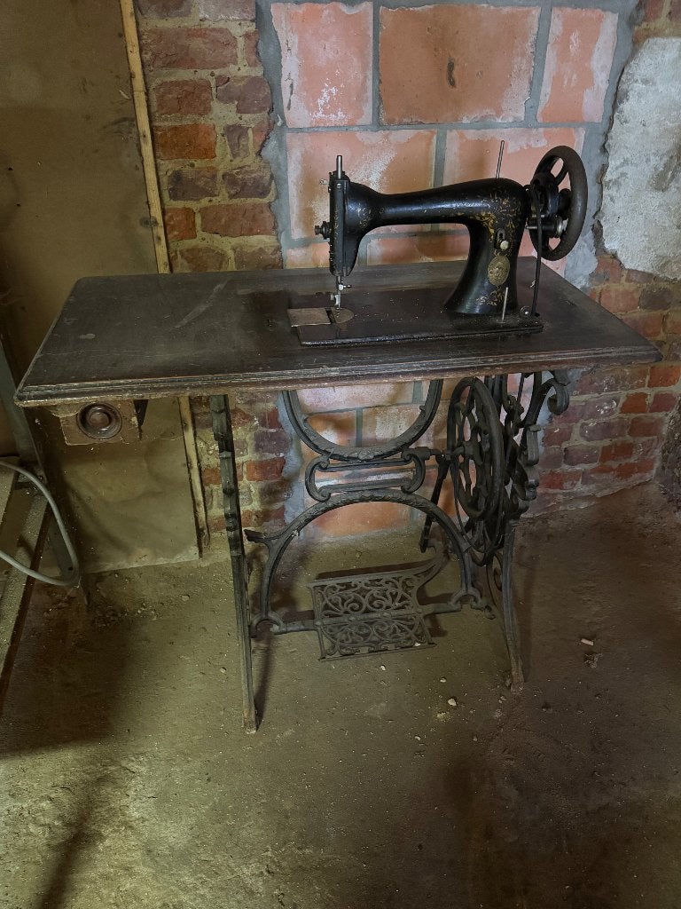 Oude naaimachine, Antiek en Kunst, Ophalen