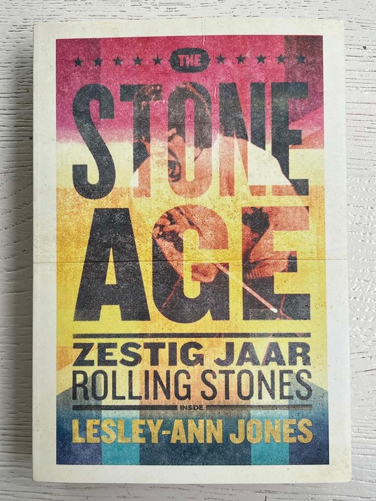 The Stone Age – Zestig jaar Rolling Stones (Nieuw), Livres, Cinéma, Tv & Médias, Enlèvement ou Envoi, Neuf, Personnages