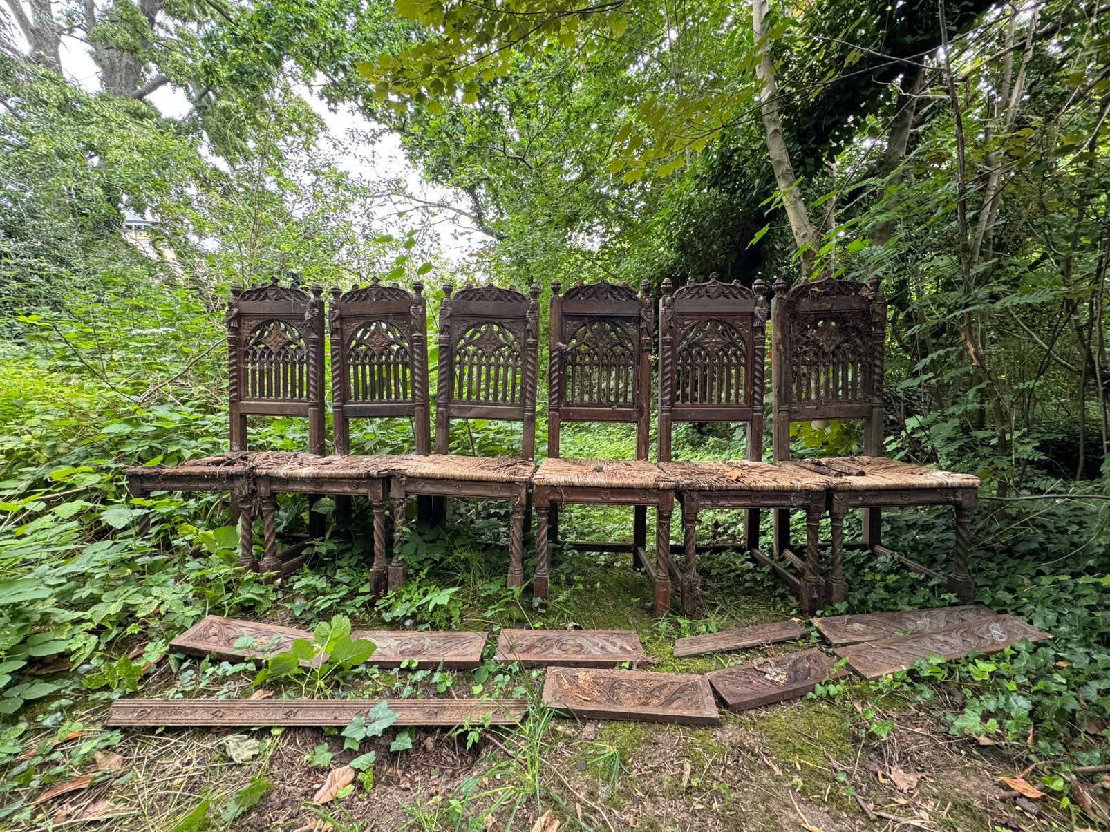 MAUVAIS ÉTAT, CHAISES NÉO-GOTHIQUES EN BOIS 🪑, Enlèvement