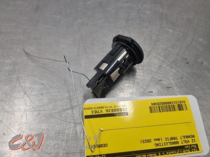 Prise 12 Volts d'un Renault Trafic, -, 3 mois de garantie, Utilisé, -