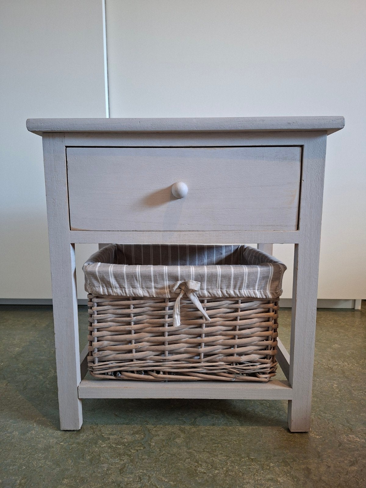Houten nachtkastje met mandje, Huis en Inrichting, Ophalen, Gebruikt, Minder dan 45 cm, Minder dan 55 cm