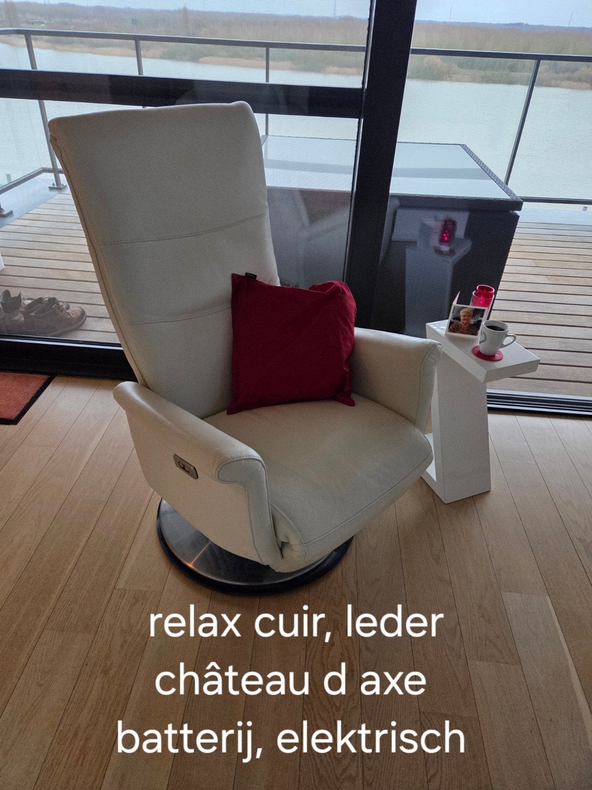 fauteuil château d axe, électrique, batterie, cuir blanc, Maison & Meubles, Enlèvement