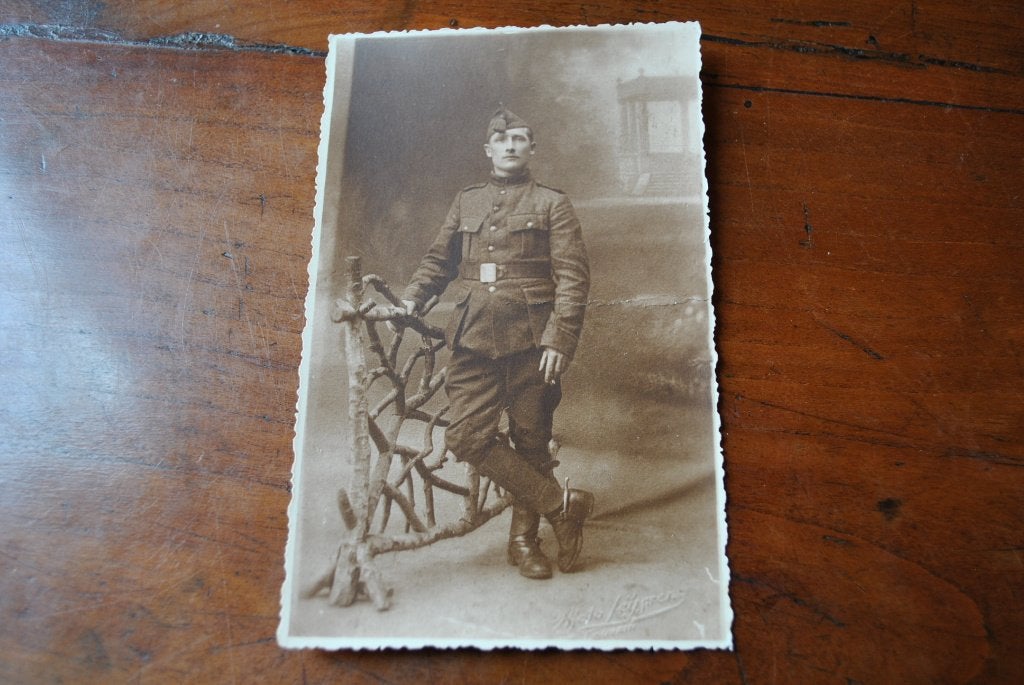 Photo carte ancienne Militaire uniforme posant cigarette, Enlèvement ou Envoi, Autres, Livre ou Revue