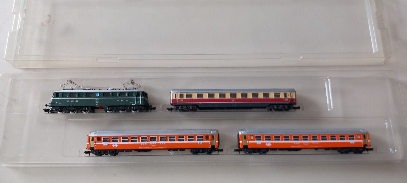 Ensemble locomotive Ae 6/6 + 3 voitures voyageurs Trix, Hobby & Loisirs créatifs, Enlèvement ou Envoi, Comme neuf, Locomotive
