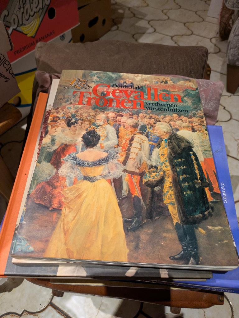 Gevallen tronen, Verzamelen, Koningshuis en Royalty, Ophalen of Verzenden, Zo goed als nieuw, Tijdschrift of Boek