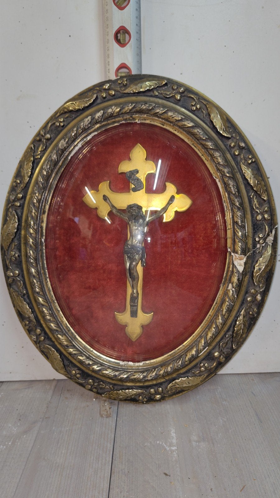 4 antieke crucifixen achter bol glas, Antiek en Kunst, Ophalen