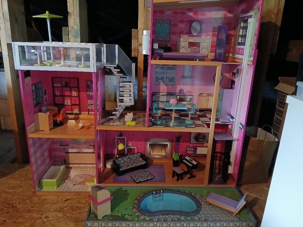 Houten poppenhuis + pakket barbie, Ophalen, Poppenhuis