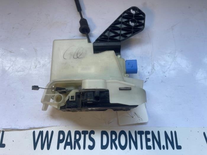 Serrure portière mécanique 2portes droite d'un Volkswagen, Volkswagen, -, 3 mois de garantie, Utilisé