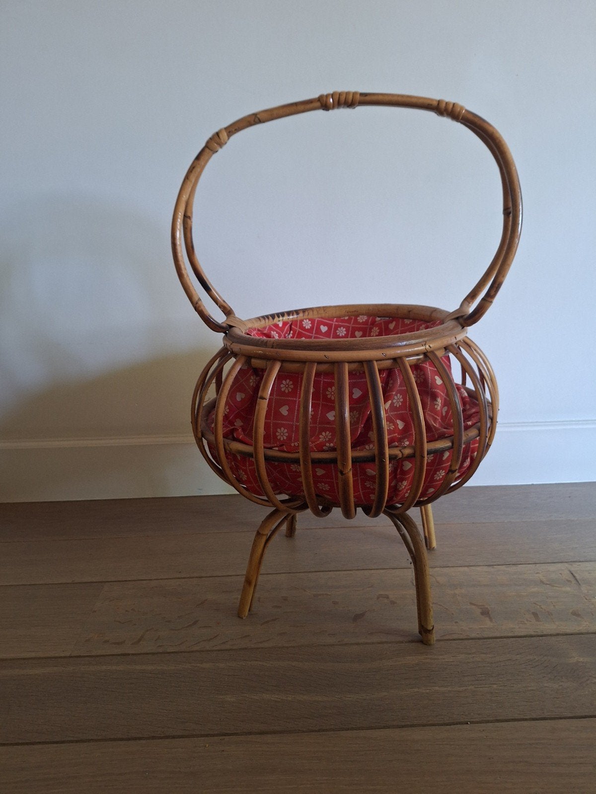 Lieflijk vintage rotan mandje op voet, Antiquités & Art, Antiquités | Accessoires de maison, Enlèvement