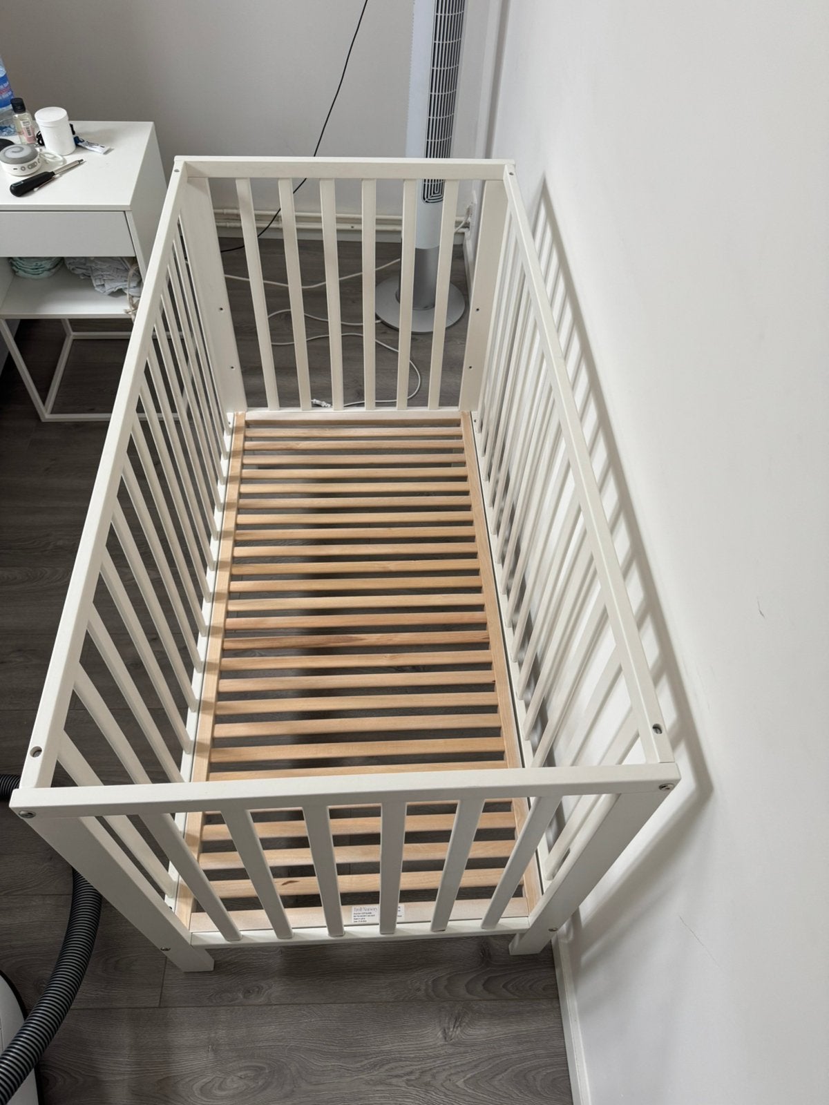 Lit de bébé avec matelas, housses et protège-lit pour bébé, Enfants & Bébés, Enlèvement, Comme neuf