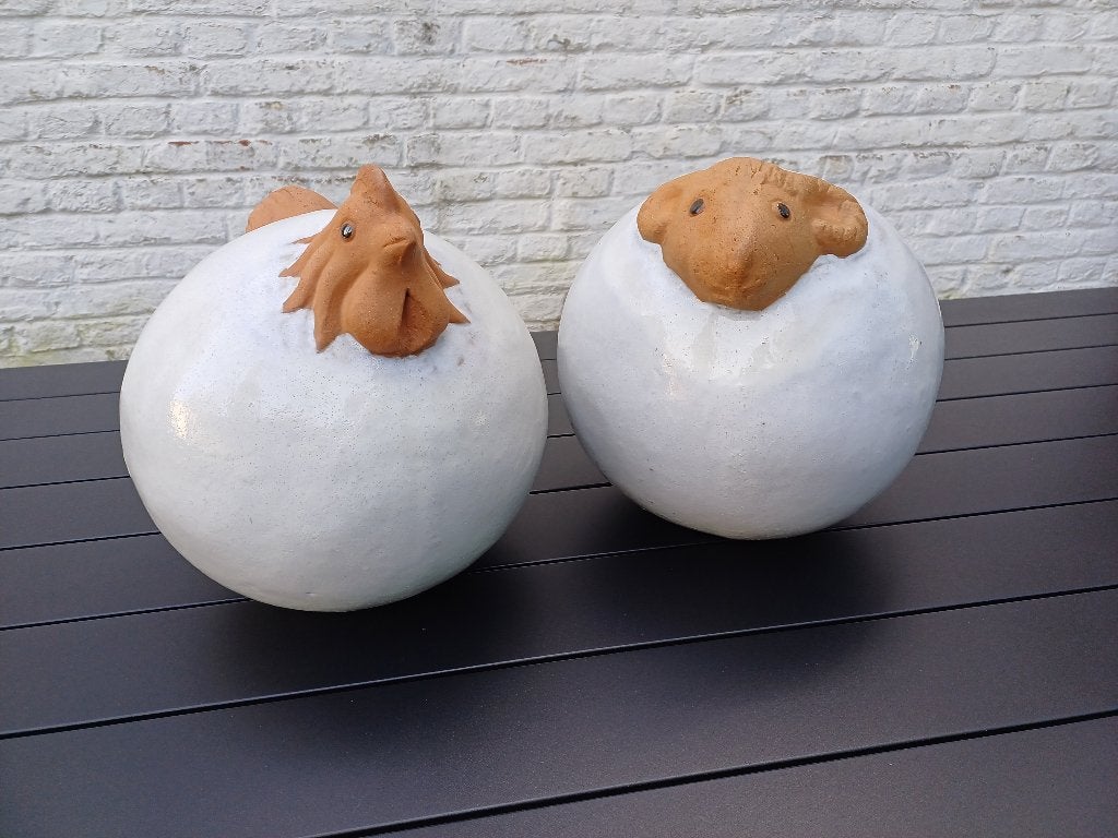 Tuinbeelden kip en ram in keramiek voor binnen of buiten, Tuin en Terras, Tuinbeelden, Zo goed als nieuw, Dierenbeeld, Overige materialen