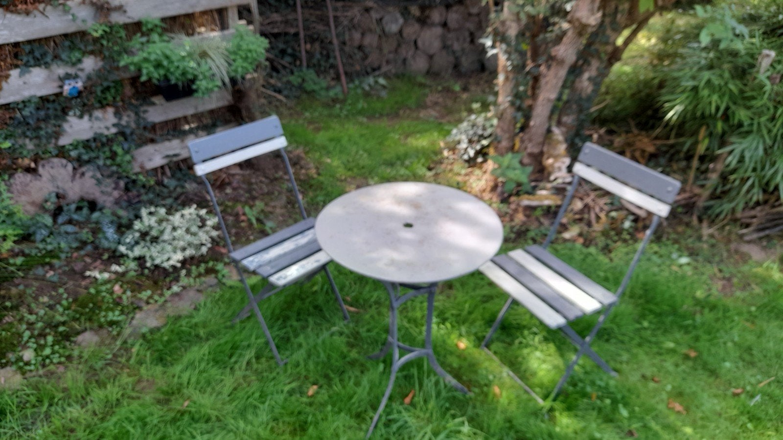Petite table de jardin métallique et ses 2 chaises pliantes, Table d'appoint, Enlèvement, Utilisé, Bois