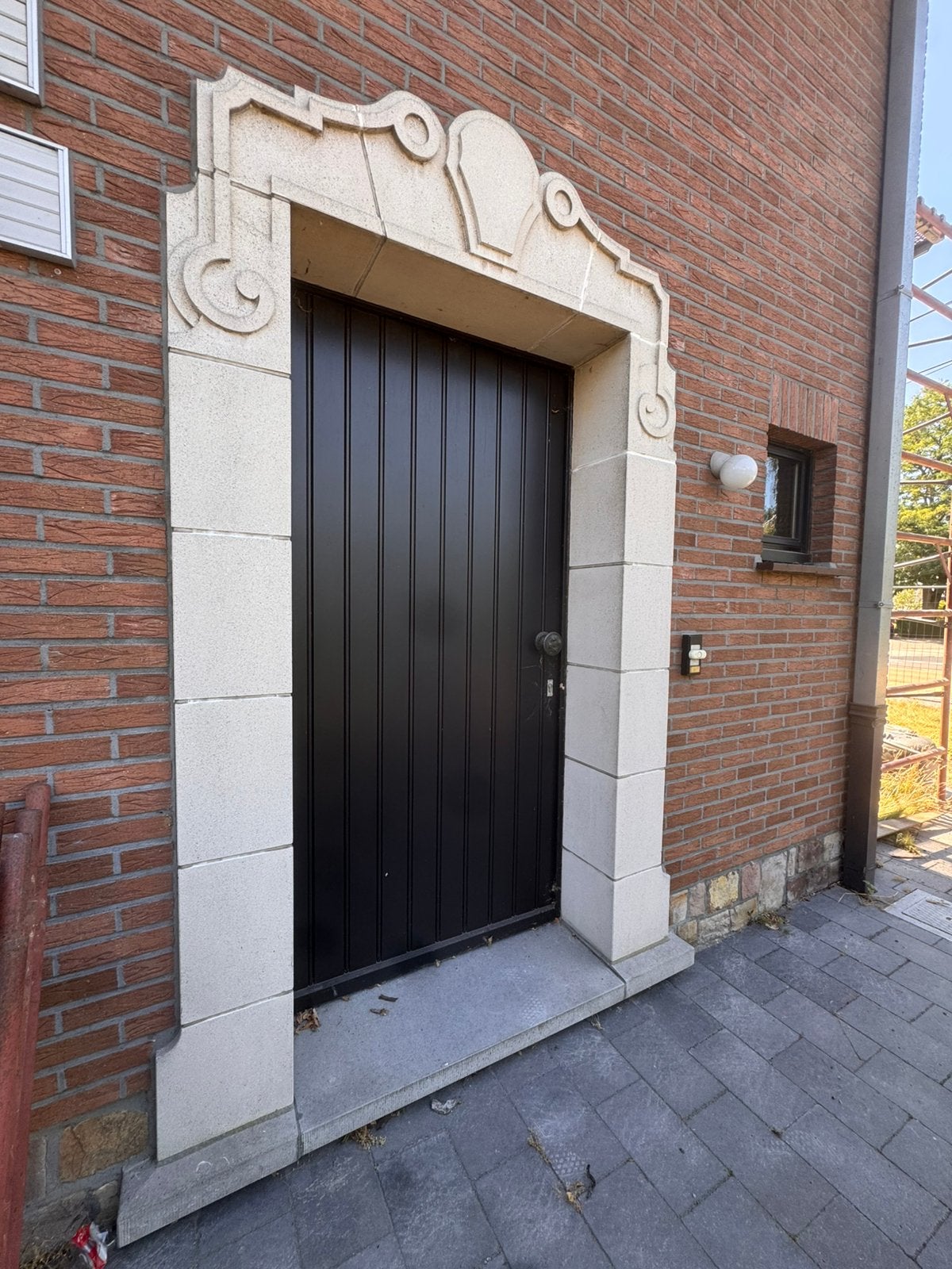 Portiek in franse witsteen., Ophalen, Zo goed als nieuw