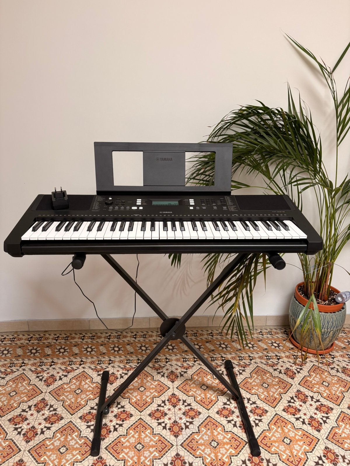 Yamaha PSR-E373 + metalen standaard - Onberispelijke staat, Muziek en Instrumenten, Keyboards, Ophalen, 61 toetsen, Yamaha, Zo goed als nieuw