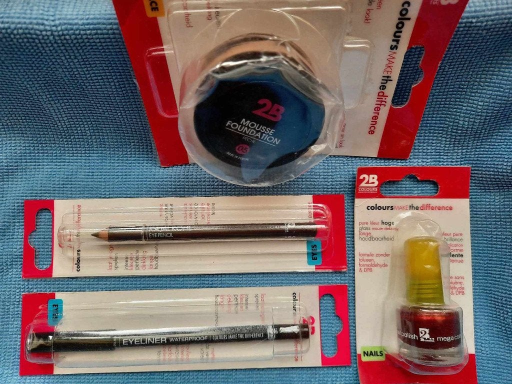 Fond de teint + eyeliner + crayon + vernis, Neuf, Maquillage, Enlèvement ou Envoi, Brun