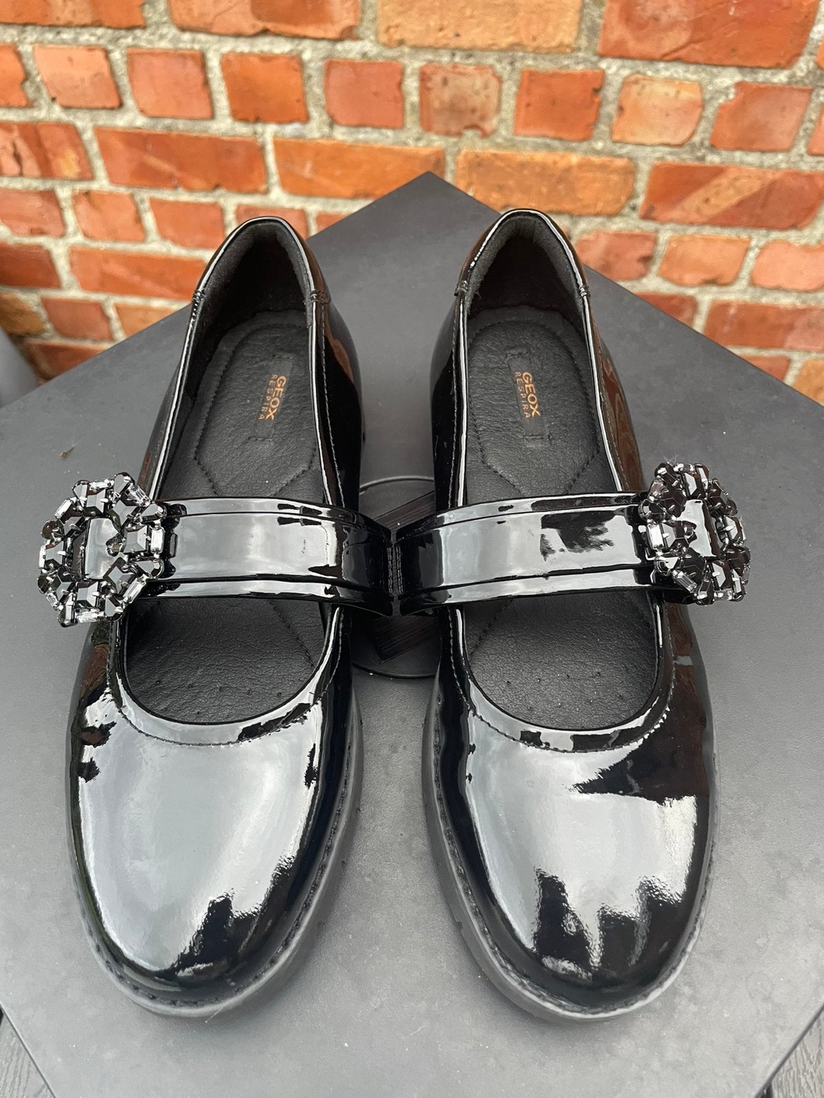 Mary Jane en cuir verni noir Geox avec boucle en strass, Neuf, Enlèvement, Sabots, Noir