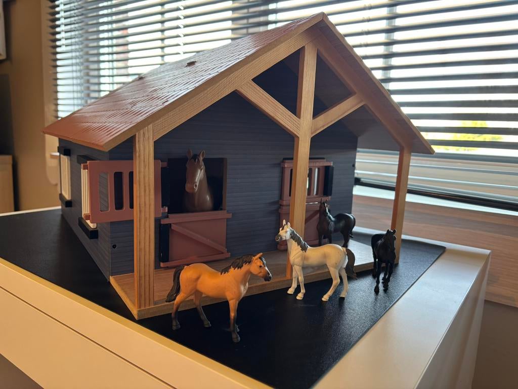 Houten paardenstal, Ophalen, Zo goed als nieuw