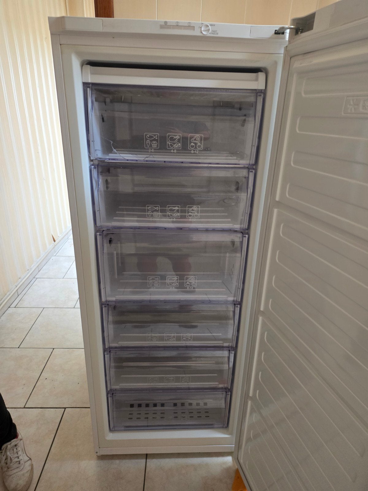 BEKO RFSA240M23W 151CM Vriezer, Elektronische apparatuur, Vriezers en Diepvrieskisten, Vrieskast