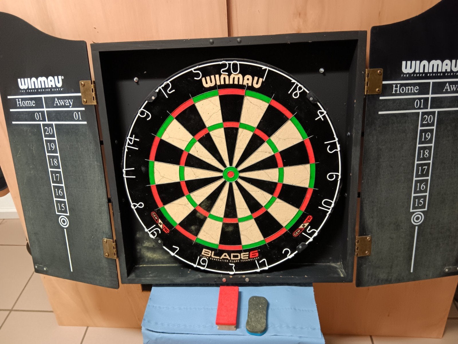 dartbord winmau blade 6 met kast ( nieuwstaat ) ., Ophalen, Dartbord