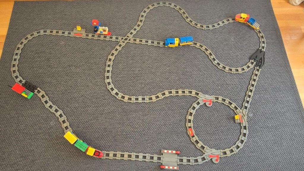 train DUPLO complêt prêt à jouer +gare +wagons +75 rails !!, Ensemble complet, Comme neuf, Enlèvement, Duplo