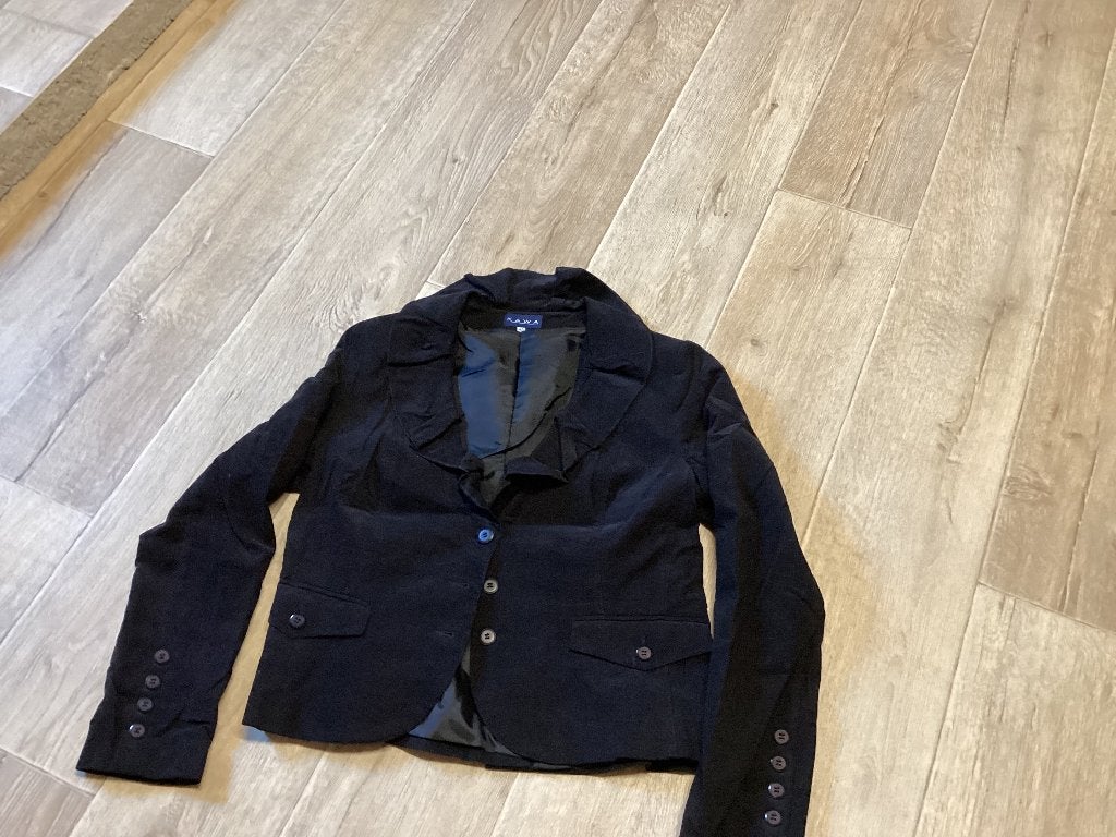 Nieuw jasje L/xl met ruches aan de kraag., Kleding | Dames, Jasjes, Kostuums en Pakken, Zwart, Maat 42/44 (L), Nieuw, Ophalen of Verzenden