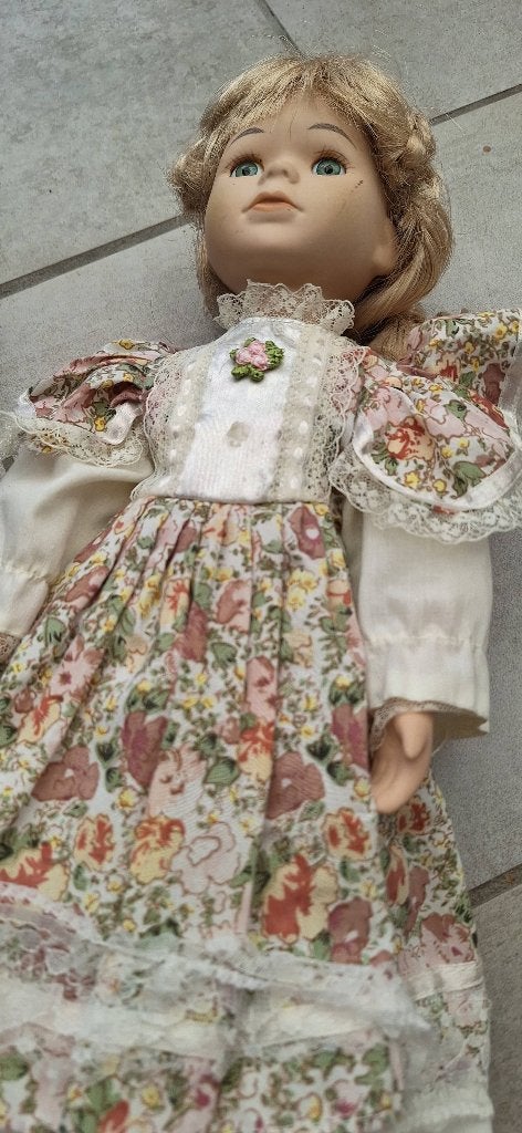 Poupée en porcelaine, Enlèvement