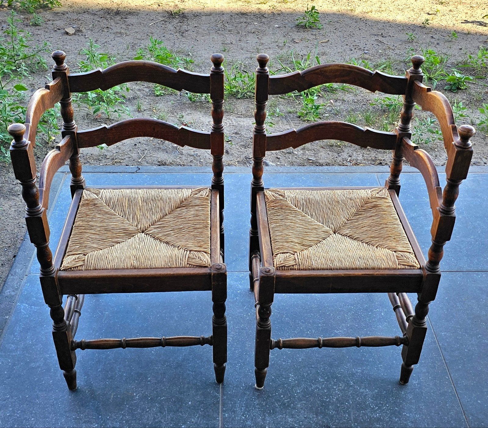 Deux chaises d'angle rustique.