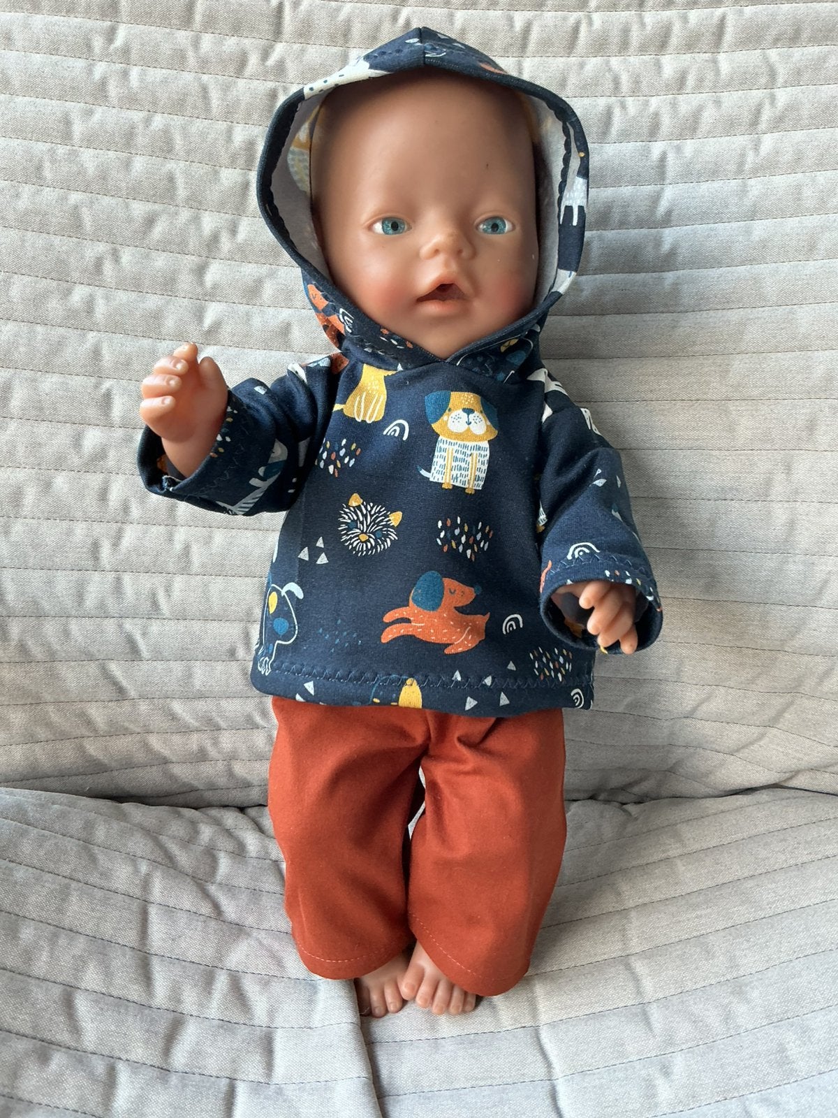 174. Babyborn: Nieuwe blauwe hoodie met honden + broek, Kinderen en Baby's, Speelgoed | Poppen, Ophalen of Verzenden, Nieuw, Babypop
