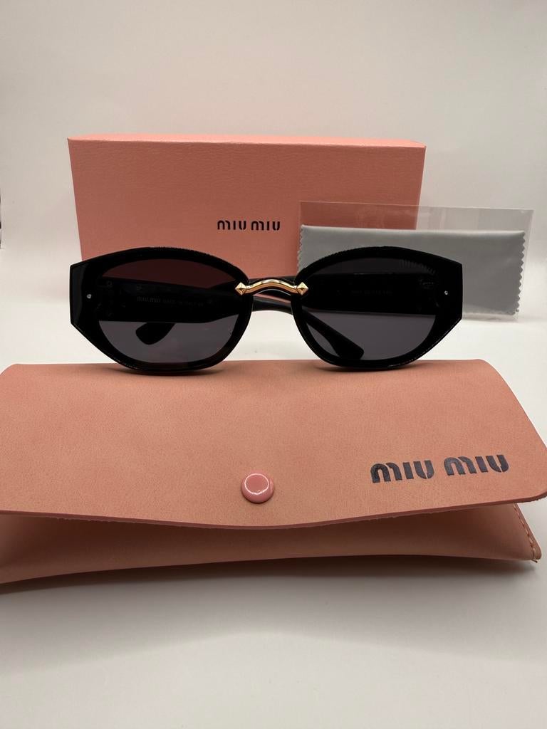 Miu Miu Zonnebril Zwart met Gouden Details, Ophalen of Verzenden, Nieuw, Overige kleuren, Zonnebril