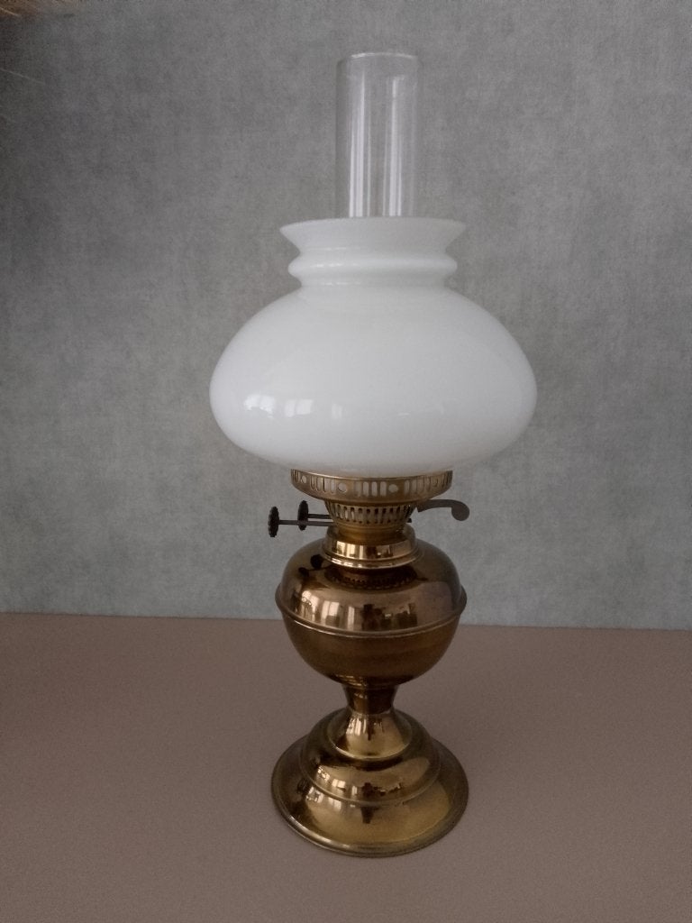 Antieke messing petroleumlamp met opaline kap ., Antiek en Kunst, Ophalen of Verzenden, Koper of Brons