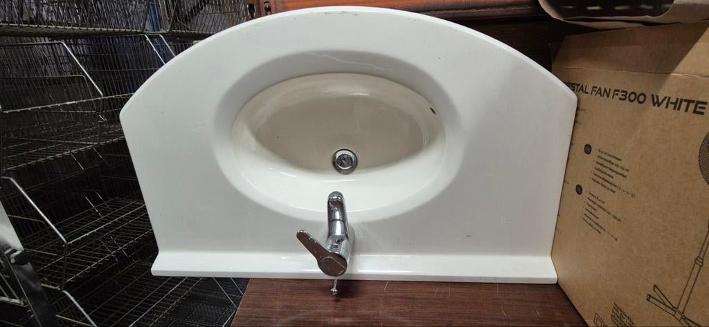 Lavabo met kraan, Enlèvement
