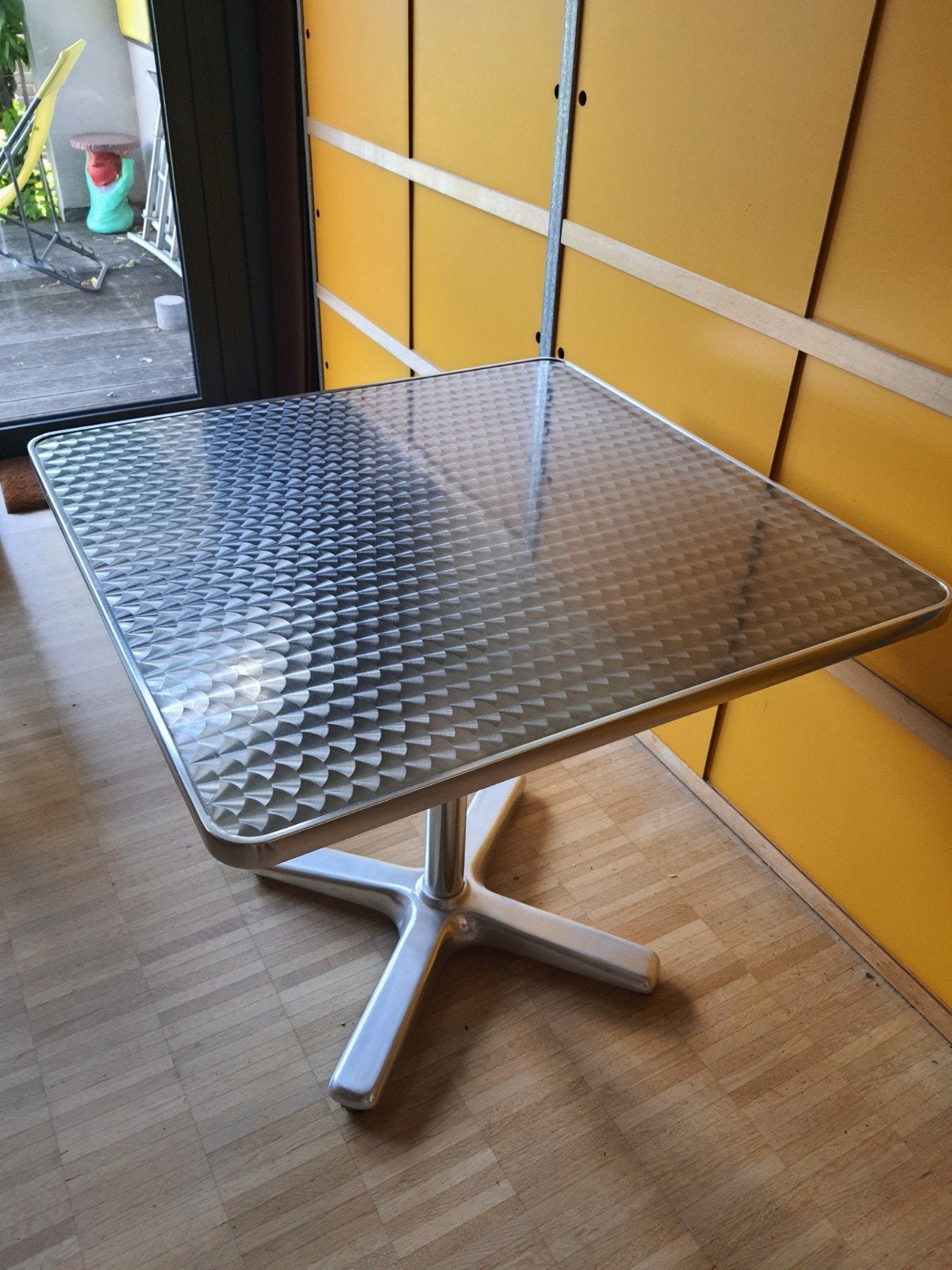 2 identieke tafels, vierkant., Maison & Meubles, Tables | Tables à manger, Carré, Enlèvement