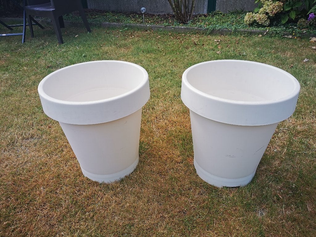 Twee grote ronde witte kunststof bloempotten, Tuin en Terras, Ophalen, Kunststof, Gebruikt, 40 cm of meer