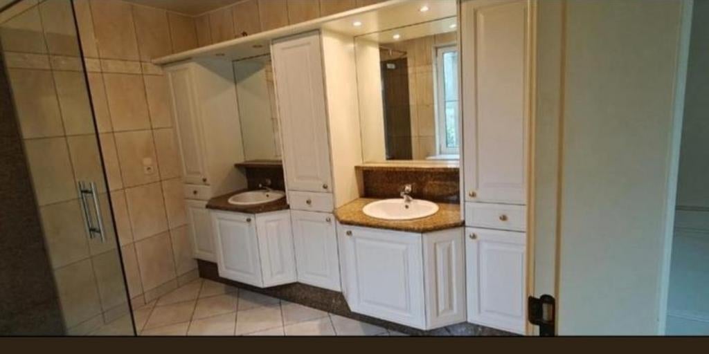 Complete badkamer wasbakken kastjes , douche, Ophalen
