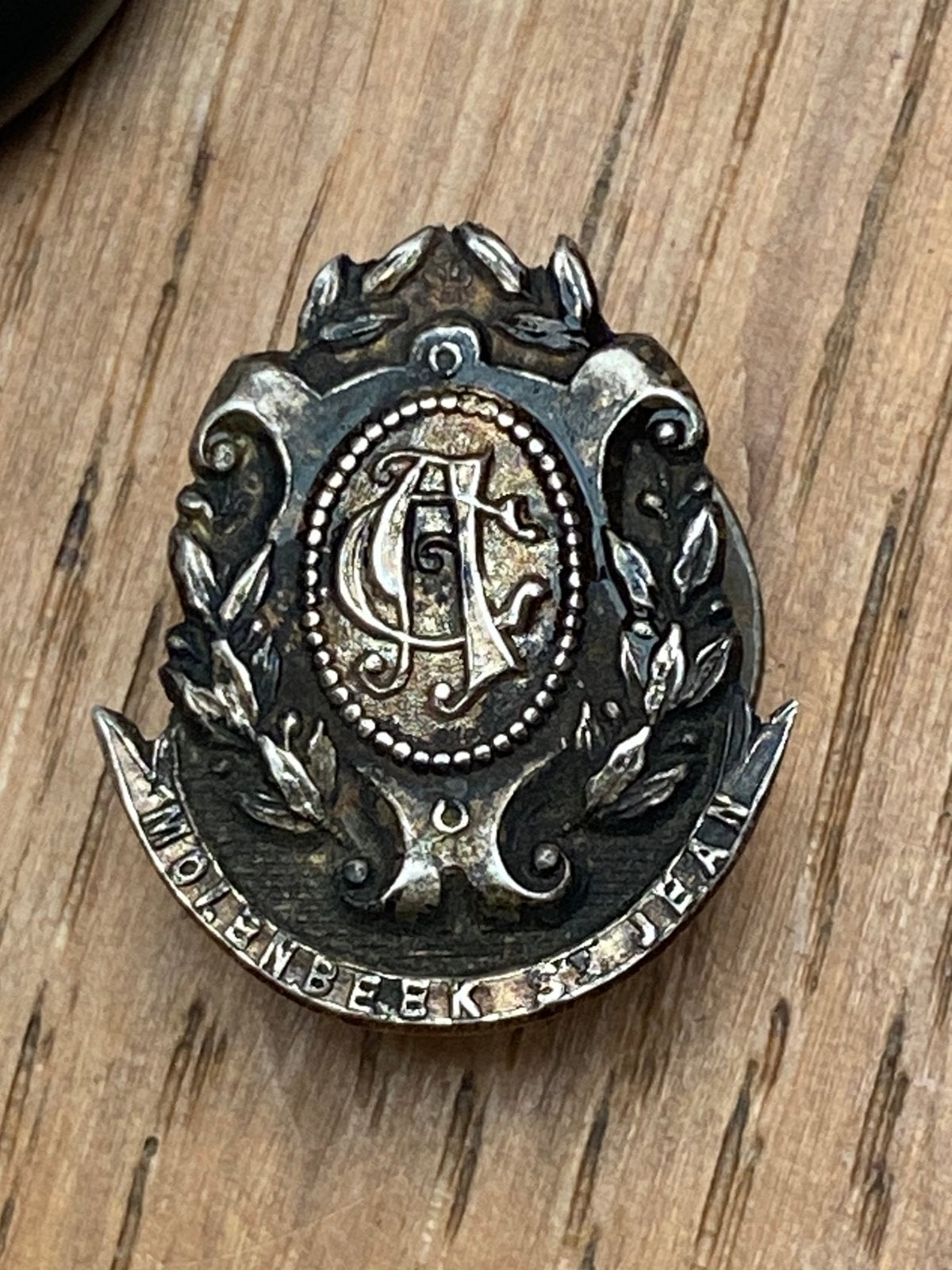 Boutonnière insigne Molenbeek St Jean, Enlèvement ou Envoi, Argent