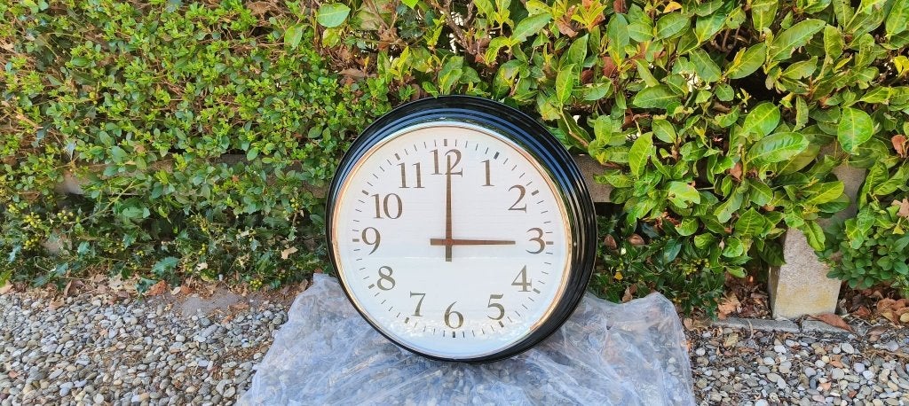 grande horloge en métal de 59 cm, fonctionne parfaitement !, Maison & Meubles, Accessoires pour la Maison | Horloges, Enlèvement ou Envoi