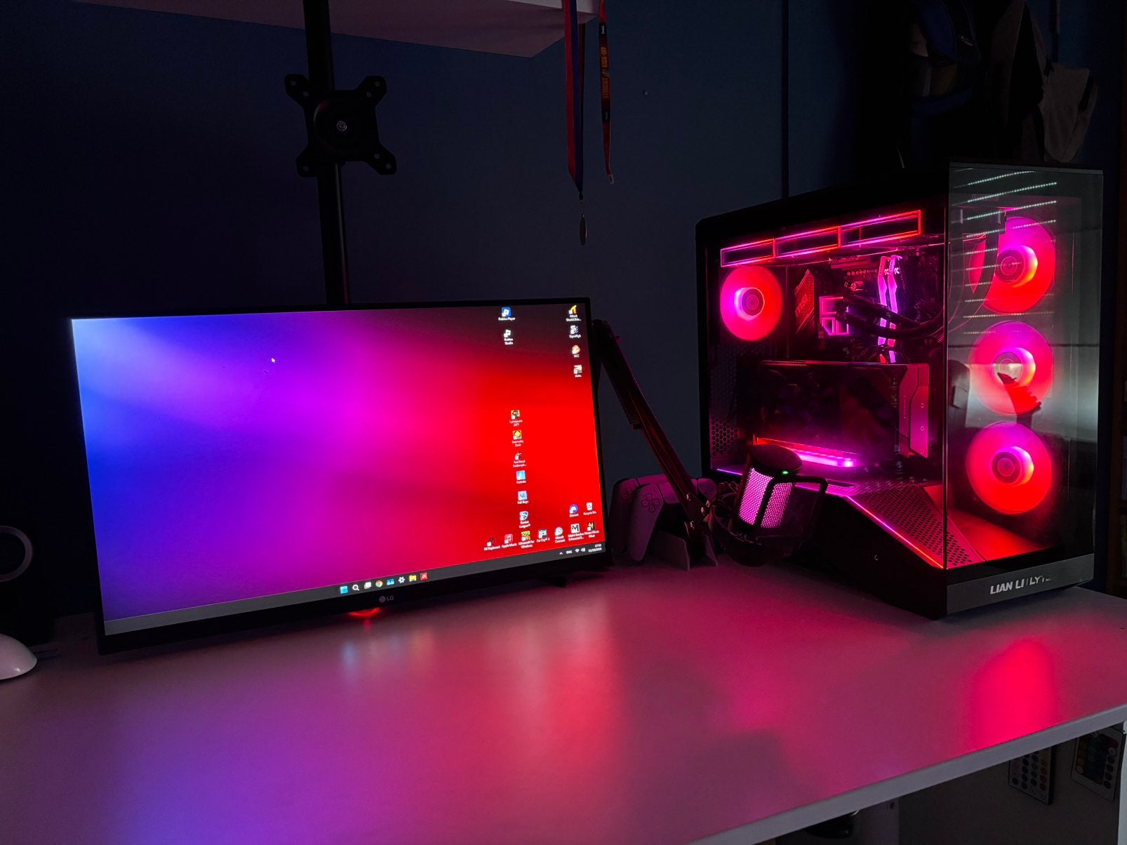 Gaming PC + 240Hz monitor + microfoon – RX 9070 XT, Informatique & Logiciels, Avec carte vidéo, 4 Ghz ou plus, Custom build, HDD