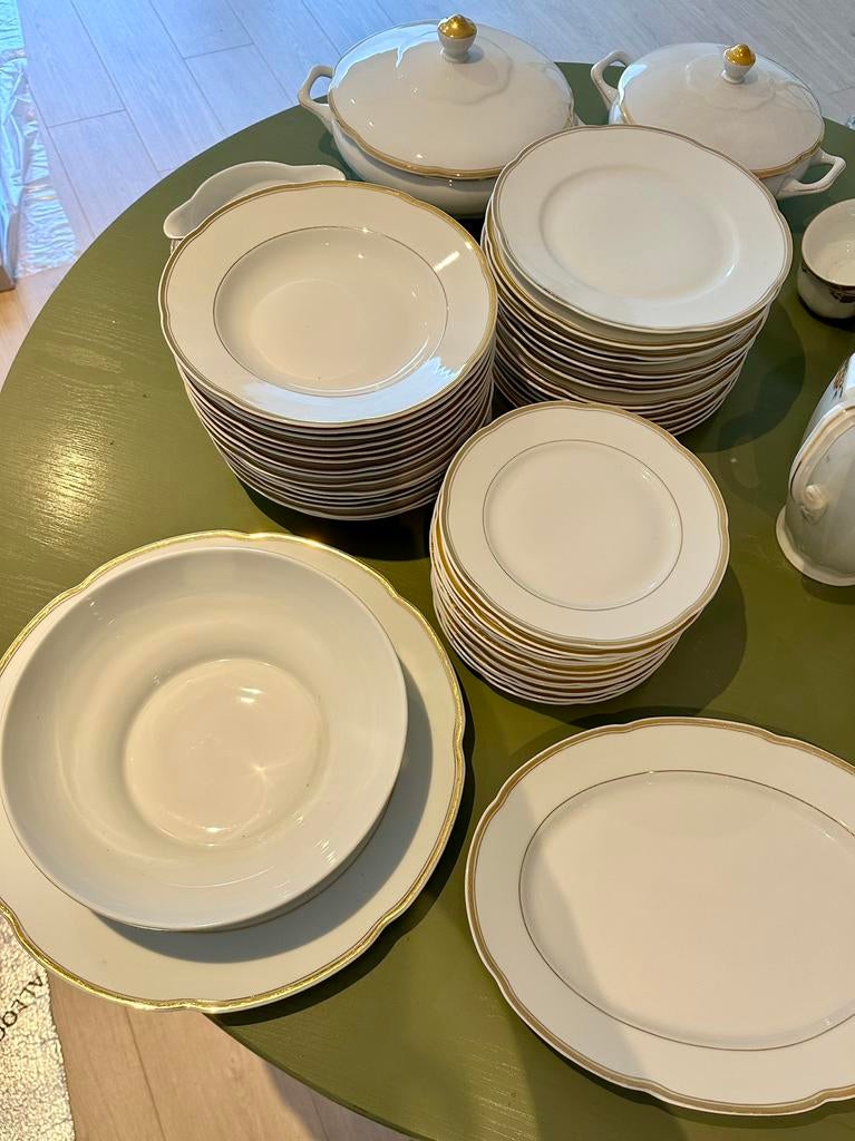 Porceleinen servies met gouden rand - Baudour 13 pers, Antiek en Kunst, Ophalen
