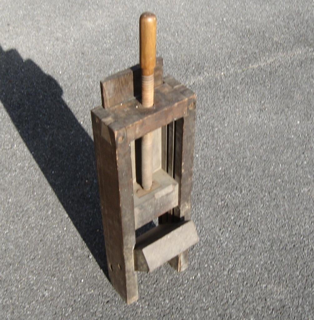 Oude houten pers, bankvijs, oud werktuig (houtbewerking), Enlèvement