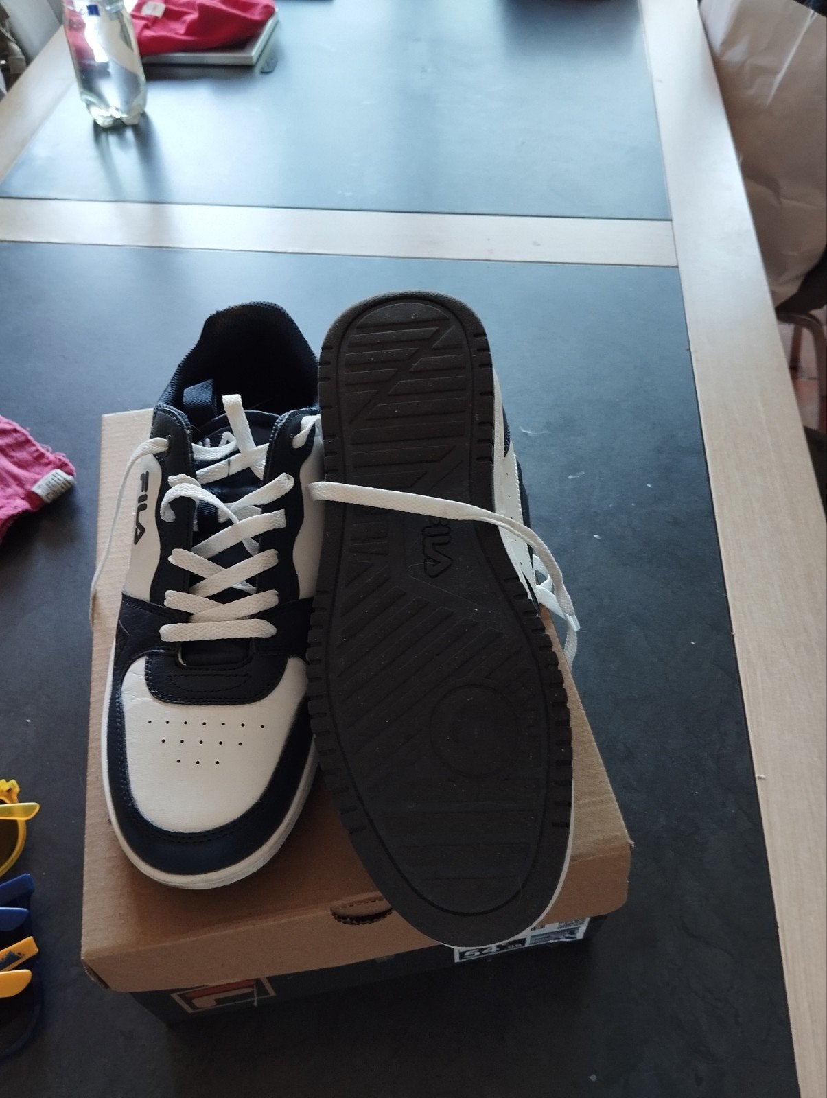 FILA Rega NF Low) [1], Ophalen