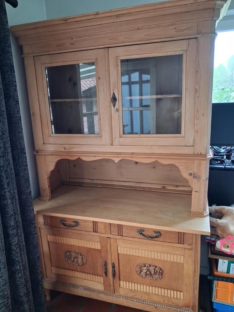 Vitrinekast, mag weg omdat ze niet past binnen interieur, Ophalen