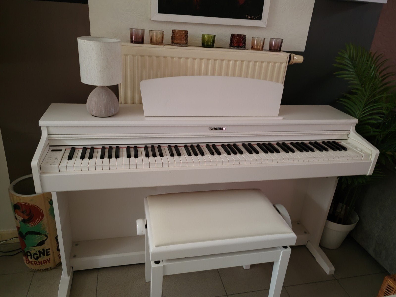 Piano dynatone avec tabouret assorti presque jamais utilisé, Musique & Instruments, Enlèvement, Piano