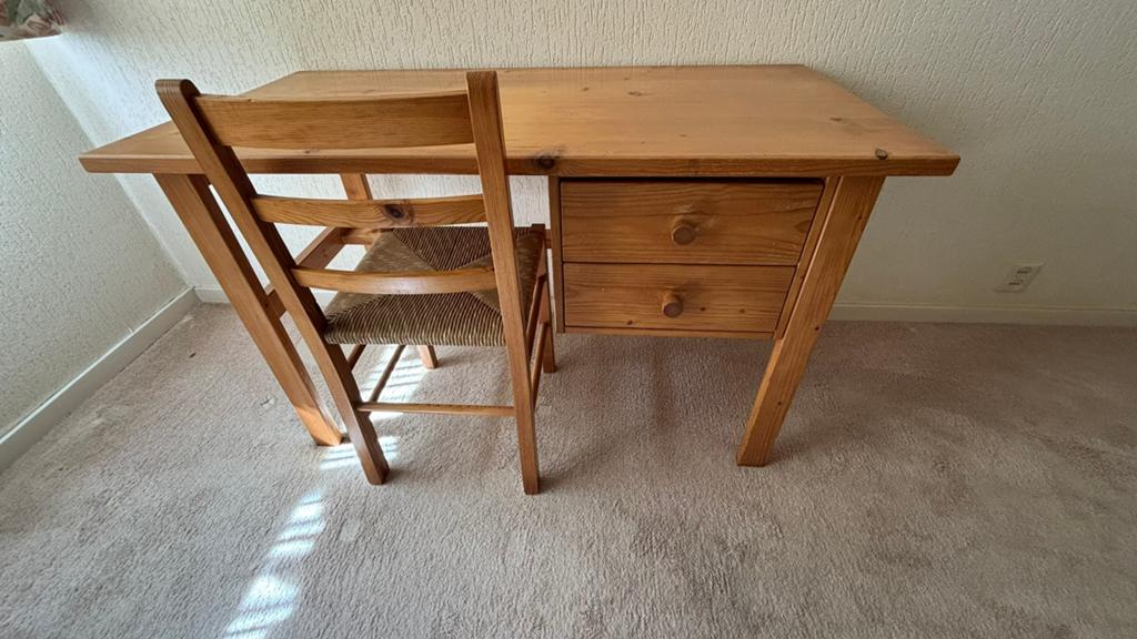 Mooi Massief Grenen Bureau met Bijpassende Stoel, Huis en Inrichting, Bureaus, 160 cm, Gebruikt, 118 cm, Bruin