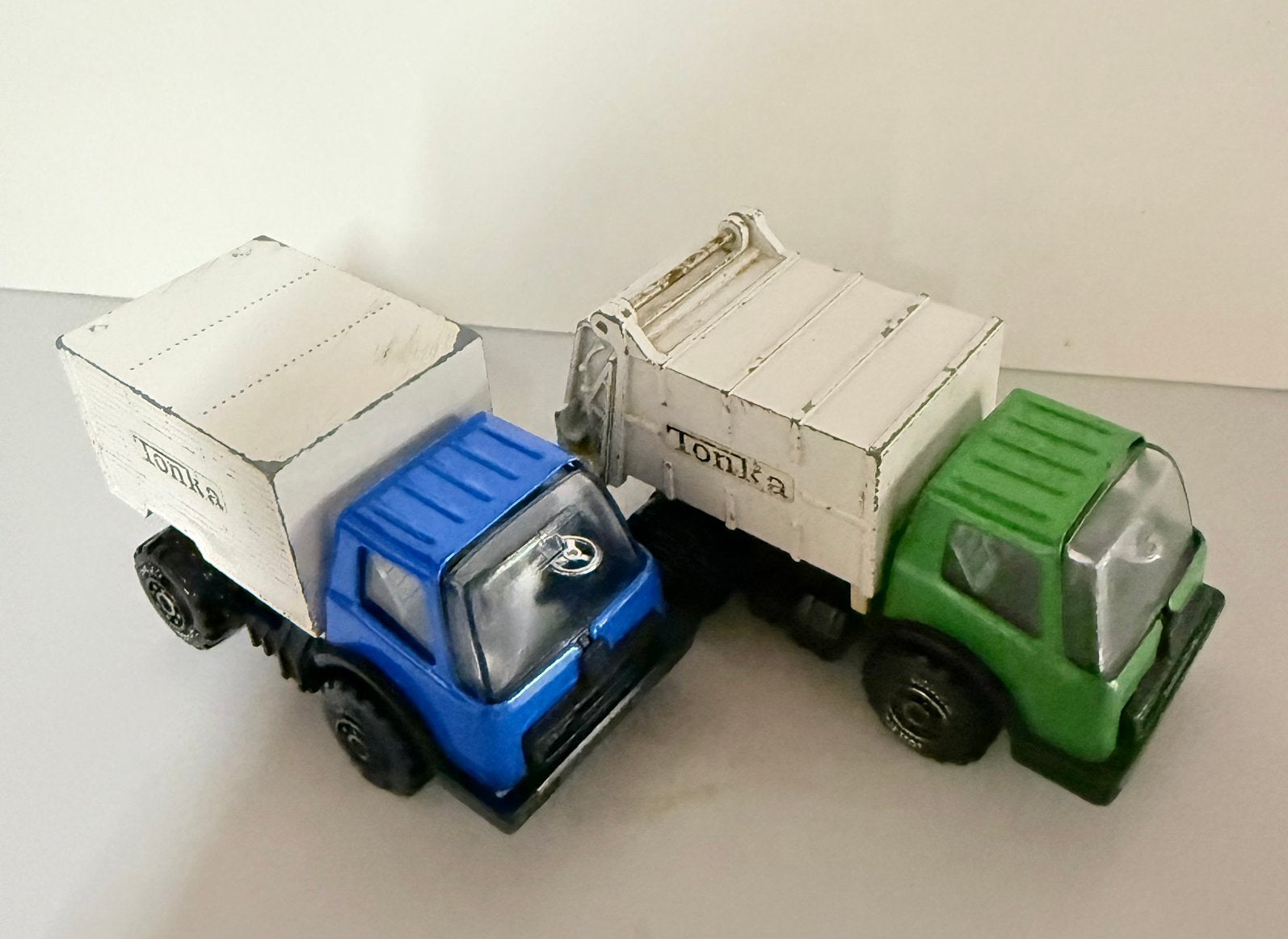 Camion à ordures et camion fermé Tonka Mini Trucks ('70), Enlèvement ou Envoi, Utilisé