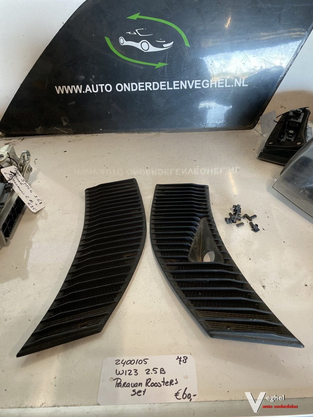 Mercedes W123 2.5 B 1978 2400105 Paravan roosters, Autos : Pièces & Accessoires, Carrosserie & Tôlerie, -, Utilisé, -, -
