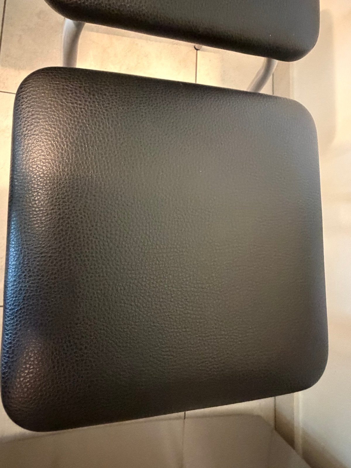 2 tabourets de cuisine – simili cuir noir – pieds métal, Enlèvement, Comme neuf, Cuir