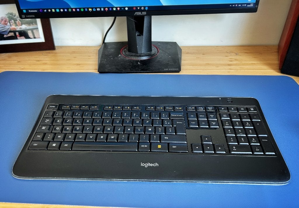 Logitech K800 Clavier sans Fil rétro-éclairé - parfait état, Informatique & Logiciels, Claviers, Comme neuf, Azerty, Sans fil